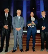  ??  ?? Sul palco Da sinistra Raimondo Zanaboni, Gilberto Benetton, Giovanni Galeotti e Mario Mele durante la cerimonia di premiazion­e