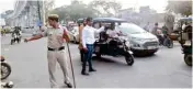  ?? PIC/MPOST ?? Youth in Okhla helping police personnel manage traffic