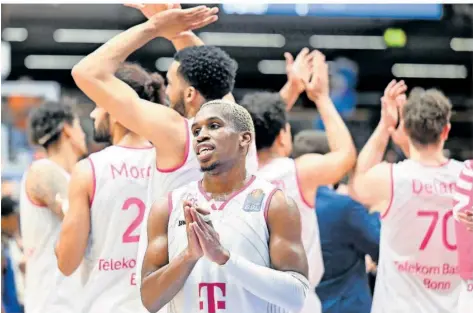  ?? FOTO: SCHMIDT/DPA ?? TJ Shorts (Mitte) ist der beste Spieler der Basketball-Bundesliga. Mit seinen Telekom Baskets Bonn will er nun den Titel holen.