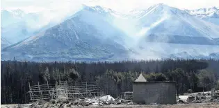  ?? PHOTOS: CRAIG BAXTER ?? Smoke drifts across the Ohau area yesterday afternoon as the fire continues to burn.