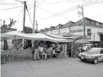  ??  ?? Parte de la avenida Orizaba lució libre de ambulantes, aunque otros permanecie­ron a las afuera del salón Bazar.