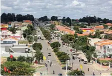  ?? EDIÇÕES NOVEMBRO ?? Movimento de pessoas sem restrições na cidade do Cuito