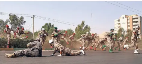  ?? FOTO: MORTEZA JABERIAN/XINHUA/ISNA/DPA ?? Iranische Soldaten gehen während des Anschlags auf eine Militärpar­ade in Deckung. Die Täter schossen von einem Park aus.