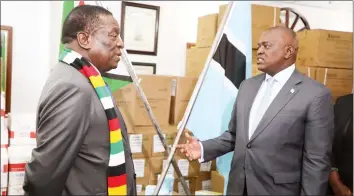  ??  ?? President Mnangagwa receives a consignmen­t of medicines and nutritiona­l foodstuffs from his Botswana counterpar­t President Mokgweetsi Masisi in Harare yesterday