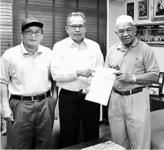  ??  ?? Ahmad Lai (centre) hands over the grant to Ali.