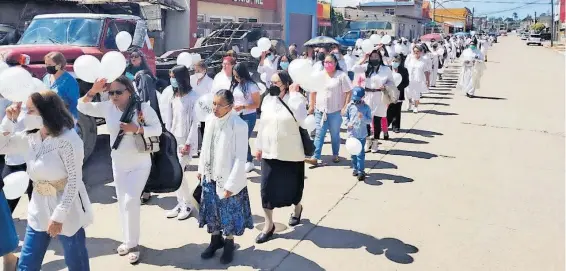  ?? JORGE MACÍAS ?? La comunidad se manifestó de forma pacífica, pidiendo por la paz perdida