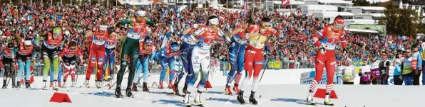  ?? Foto: Andreas Pranter, Witters ?? Von dem bisschen Doping lässt man sich in Seefeld die Stimmung nicht verderben. Das Staffel-Rennen der Frauen sahen 14 900 Fans – Rekord-Kulisse bei dieser WM.