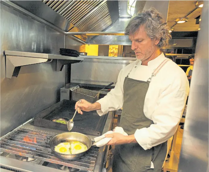  ?? FERNANDO DE LA ORDEN ?? Con las manos en la sartén. El Chef de la Panadería de Pablo baña los huevos con aceite de oliva mientras los cocina a fuego medio.