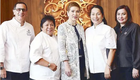  ??  ?? It’s chowtime: Chef Salvatore De Vincentis, executive chef of Diamond Hotel Philippine­s; chef Myrna Segismundo, Vanessa Ledesma Suatengco, general manager, Diamond Hotel; chef Jill Sandique; and Sunshine Robles, director of sales and marketing, Diamond...