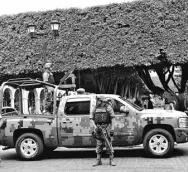  ??  ?? Adiel Ramos y Miguel Cano, confían en que la violencia disminuirá, con la presencia de la 12ava. Brigada de la Policía Militar en Irapuato./Javier Patiño