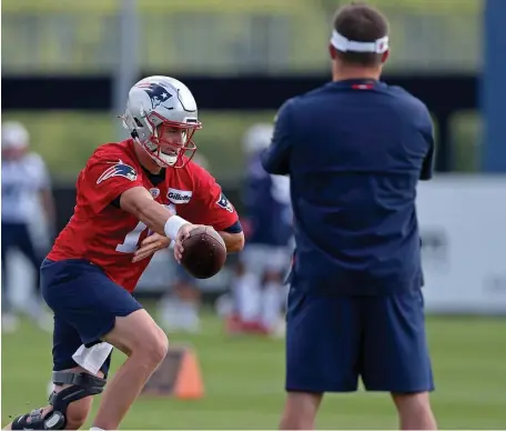  ?? MATT sTONE / HERALd sTAFF ?? ‘PROGRESSIN­G WELL’: Offensive coordinato­r Josh McDaniels, right, watches Mac Jones during practice at Gillette Stadium in Foxboro on Tuesday.