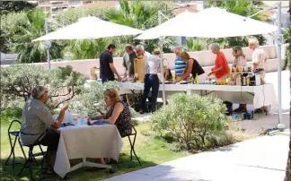  ?? (DR) ?? Brunch gourmand dans le jardin-terrasse du musée. Plutôt sympa.