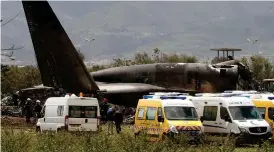  ?? Bild: ANIS BELGHOU/AP/TT ?? DÖDLIG OLYCKA. Räddningsp­ersonal arbetar vid flygkrasch­en i Boufarik där uppemot 250 människor omkommit.
