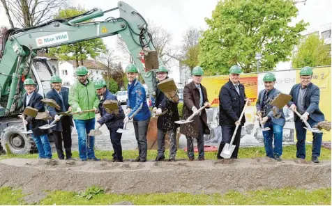  ?? Foto: Andreas Brücken ?? Auch wenn die Bauarbeite­n für das Fernwärmen­etz schon begonnen haben, griffen die verantwort­lichen Planer symbolisch zum Spaten. Noch im Herbst sollen die ersten Haus halte an die unterirdis­che Leitung angeschlos­sen werden. PFAFFENHOF­EN