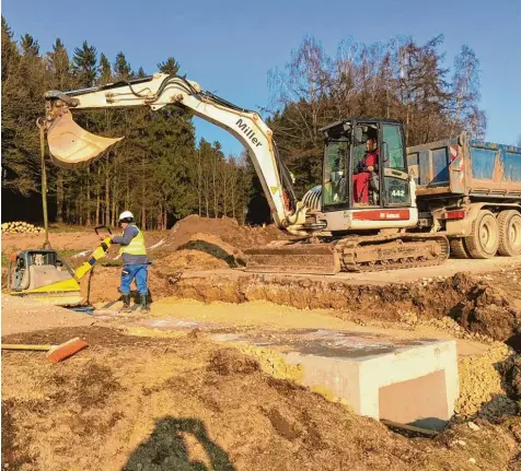  ?? Foto: Bärbel Schoen ?? Der neue Radweg von Bliensbach nach Prettelsho­fen ist schon wieder Baustelle. Dort entstehen derzeit Tunnel und Leiteinric­htungen für den Amphibiens­chutz. Denn es gibt in diesem Bereich eine Krötenwand­erung.