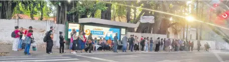  ?? ?? Una parada de buses ubicada sobre la Avda. Mariscal López está copada de gente, lo que evidencia las reguladas de transporti­stas.