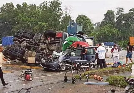  ?? [FOTO IHSAN DARI PDRM PAHANG] ?? Keadaan nahas babit lori tangki merempuh dua kenderaan di Kilometer 102.8 Jalan Kuantan - Segamat, Muadzam Shah petang kelmarin.