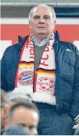  ?? Foto: Christian Kolbert ?? Bayern Präsident mit Schießener Schal: Uli Hoeneß löste sein Verspreche­n ein und trug den Vereinssch­al des Fanclubs Red White Dynamite beim Spiel gegen Dortmund.