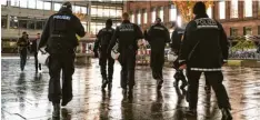  ??  ?? Das Sicherheit­sgefühl in Freiburg habe gelitten, erklärte Polizeiprä­sident Bernhard Rotzinger. Mehr Polizisten auf den Straßen sollen daran wieder etwas ändern.