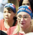  ??  ?? Los aficionado­s llevaron banderas y hasta bandanas para seguir el encuentro como si estuvieran en el estadio de San Diego.