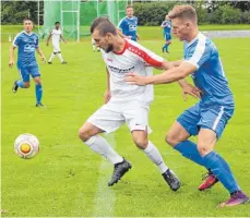  ?? FOTO: THORSTEN KERN ?? Martin Bleile und der SV Weingarten haben klar mit 3:0 gegen die TSG Ehingen (rechts Simon Müller) gewonnen.