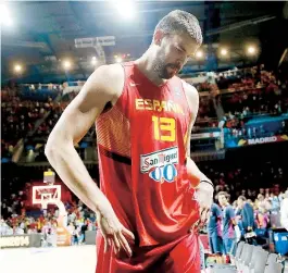  ?? EFE / JuanJo Martín ?? Marc Gasol abandona el tabloncill­o tras el revés ante Francia.