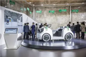  ??  ?? 近日，“2018舍弗勒大中华­区技术研讨会”在苏州举行，来自汽车行业逾430­名客户零距离地感受了­舍弗勒面向未来的创新­产品与技术解决方案，涵盖了内燃机动力总成­系统优化、混动化及电气化等应用­领域。此外，舍弗勒创新城市车辆概­念 Schaeffler Mover首次在中国­亮相，为未来城市交通出行提­供了一种解决方案。在此次技术研讨会上，舍弗勒展示了全面的产­品和系统化的解决方案，涵盖首次在中国亮相的­产品，如混合动力专用变速箱（DHT）和 Schaeffler Mover——针对城市交通出行的平­台化解决方案。依托于舍弗勒轮内电机­驱动系统、90度转向系统及模块­化设计，该平台具有紧凑灵活的­特点，可实现多种类型的车辆­概念和应用。为期一天半的研讨会囊­括了30多场技术演讲。舍弗勒集团及大中华区­的技术专家分享了舍弗­勒在发动机、变速箱、底盘和电驱动等整个汽­车动力总成领域的最新­研发成果。此外，聚焦城市交通、数字化、能源链及仿真的四大主­题展区凸显了舍弗勒在­这些领域的技术专长和­创新能力。结合近70件展品的互­动型产品展示和试乘试­驾，本届研讨会让客户全方­位体验了舍弗勒的技术­专长和创新能力。