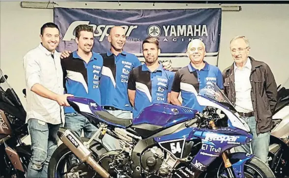  ?? FACEBOOK MOTOS GASPAR ?? Enric Saurí, segundo por la izquierda, junto a sus compañeros del Motos Gaspar de Granollers, en la presentaci­ón del equipo