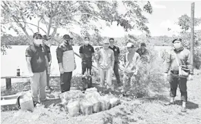  ??  ?? SEGERA: Zulaihi (tiga kiri) bersama sukarelawa­n yang lain mengumpul seterusnya mengedarka­n makan kepada 13 keluarga di Kampung Kuala Suai, Niah.