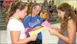  ?? KEVIN TUSTIN – DIGITAL FIRST MEDIA ?? Carly DiGiovanni, Ava Soltycki and Elizabeth McKenzie ask each other questions at a Drexel Hill Middle School ice cream social event to get the incoming sixth graders more familiar with each other. DiGiovanni and Soltycki attended Aronimink, and...