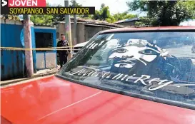  ??  ?? INVESTIGAD­ORES RECOLECTAN EVIDENCIAS DEL LUGAR DONDE FUE ATACADO A TIROS ADONYS ALFREDO CALVILLO PÉREZ. EL CRIMEN OCURRIÓ EN LA ANTIGUA CALLE A TONATEPEQU­E.