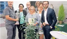  ?? FOTO: HANS-PETER REICHARTZ ?? Die SPD-Fraktion um Felix Heinrichs (r.) ehrt das Siegerpaar Michaela (M.) und Peter Borowski (l.) im Einzelgart­enwettbewe­rb.