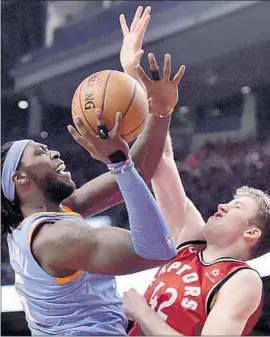  ?? Frank Gunn Associated Press ?? THE CLIPPERS’ Montrezl Harrell, shown shooting over Toronto center Jakob Poeltl during Sunday’s game, had 19 points and six rebounds off the bench.