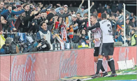  ??  ?? SIETE GOLES EN MESTALLA. Santi Mina ha celebrado 7 de sus 12 goles junto a la afición blanquineg­ra.