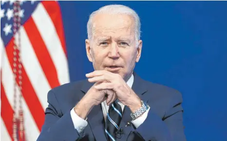  ?? FOTO: ANDREW HARNIK/DPA ?? US-Präsident Joe Biden musste nach hoffnungsv­ollem Start große Einbußen in seiner Popularitä­t hinnehmen.