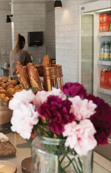  ??  ?? Johannes Hessellund står bag Andersen Bakery på Islands Brygge i hovedstade­n samt seks butikker i kaeden Det Rene Brød rundt om i København.
Foto: Gregers Tycho