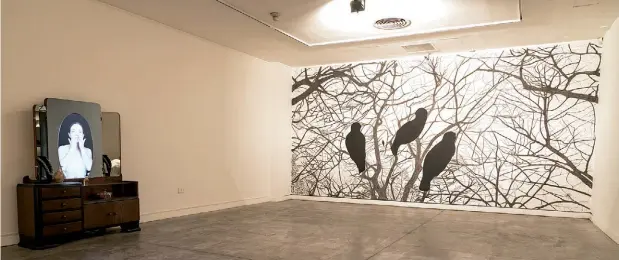  ??  ?? Nicola Costantino. “Tocador”, 2011, objeto con video, 1,60 x 1,31 x 50 cm. 6’ loop.Viviana Blanco. Sin título, 2018. Carbonilla y acrílico sobre muro. Medidas variables.