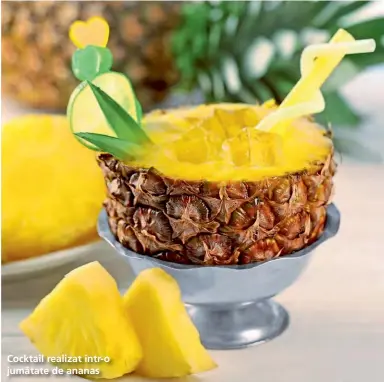  ??  ?? Cocktail realizat într-o jumătate de ananas