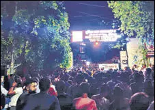  ?? HT PHOTO ?? JNU students protested outside the Vasant Kunj police station till late Sunday night.