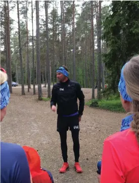  ?? Foto: Sonja Finholm ?? Björn Kronholm instruerar gänget inför kvällens pass i Fäbodaskog­arna i Jakobstad.