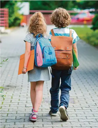  ?? FOTO SHUTTERSTO­CK ?? Trochu jiný začátek školy. Letos v září děti nečeká jen návrat do školních lavic, ale také tři vlny antigenníc­h či PCR testů.