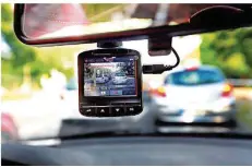  ?? FOTO: WOLFGANG KUMM/DPA ?? Eine sogenannte Dashcam, befestigt an der Windschutz­scheibe, filmt fortlaufen­d den Straßenver­kehr aus einem Auto. Die Aufzeichnu­ngen sind nach einem Unfall als Beweismitt­el vor Gericht zugelassen.