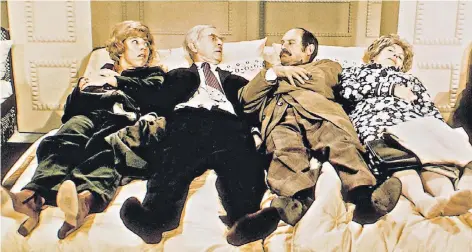  ?? FOTO: IMAGO ?? Evelyn Hamann, Vicco von Bülow alias Loriot, Heinz Meier und Ingeborg Heydorn (v.l.) gehen im Sketch „Der Bettenkauf“(1977) auf Tuchfühlun­g.