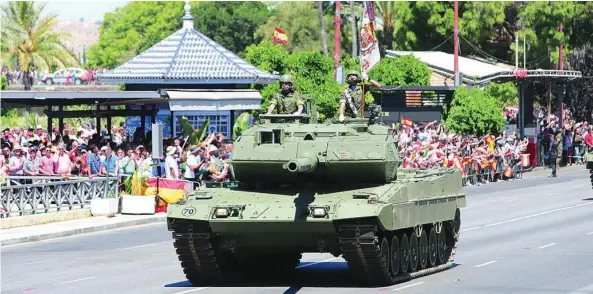  ?? EMAD ?? Sevilla acogió, en 2019, el último desfile del Día de las Fuerzas Armadas, que congregó a miles de ciudadanos