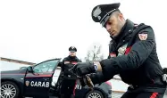  ??  ?? Sequestrat­i I resti dei botti accesi a Misano, nel piazzale fuori dal cimitero, sono stati sequestrat­i dai carabinier­i di Treviglio