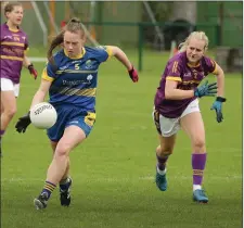  ??  ?? Wicklow’s Jessie Nolan Byrne gets away from Siobhan Cloake.