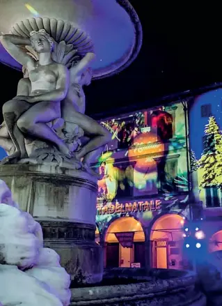  ??  ?? Sopra le luci a Empoli, che fino al 6 gennaio sarà la città del Natale con tante iniziative formato famiglia