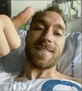  ?? FOTO: EFE ?? Eriksen, con el pulgar hacia arriba, desde el hospital en el que sigue ingresado