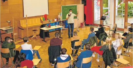  ?? FOTO: CHRISTINA MARIA BENZ ?? Dem Gegenüber mit Respekt begegnen: Fadi Saad erzählte am Freitag in der Herzog-Philipp-Verbandssc­hule aus seinem Buch „Der große Bruder aus Neukölln - ich war einer von ihnen“und aus seinem Leben.