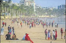  ?? PTI ?? People at Juhu Chowpatty in Mumbai on Sunday.